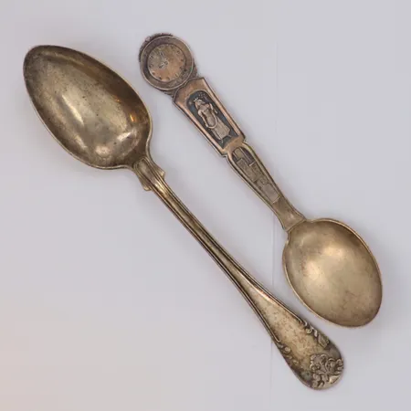 2 skedar, gravyr, 830/1000 silver Vikt: 62,5 g