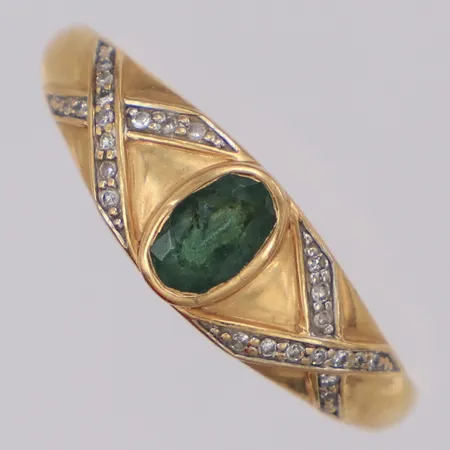 Ring med grön sten samt diamanter 23xca 0,005ct stl 19¼ bredd 6,8mm nagg 18K Vikt: 3,3 g