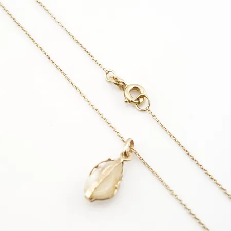 Collier m pärlhänge, 42,5cm, bredd 1mm, hänge 15mm x 5mm, 18k Vikt: 1,3 g