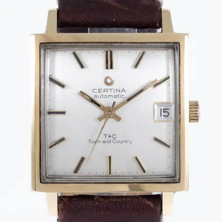 Herrur Certina C+T Town and Country guldtonad stål automatisk 30 x 30mm, ref 5821 115, serienr 6188783, datum, plexiglas med några repor, brunt läderband med silverfärgat spänne (ett bandomtag saknas), anfrätta visare, inga tillbehör.