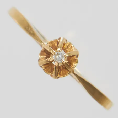 Ring med diamant, 1 x ca 0,001ct, stl:15¾, bredd 1-5mm, 18K Vikt: 1,0g Vikt: 1 g