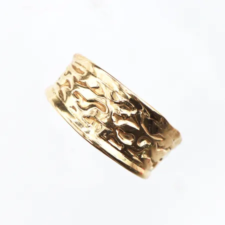 Ring mönstrad stl:16½, bredd:3,7-7,5mm, skev skena, 18K. Vikt: 1,3 g