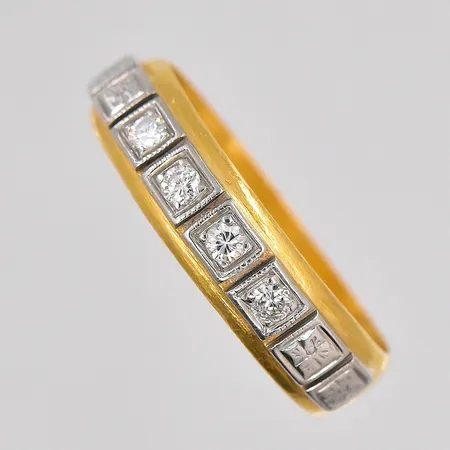 Ring med diamanter 4 x ca 0,03ct stl:18 fattning vitguld 18K, skenan något oval, 23K Vikt: 5,7 g
