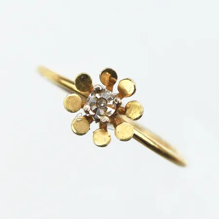 Ring med diamant ca. 0,005ct stl:15 bredd:0,9mm, 18K Vikt: 1,1 g