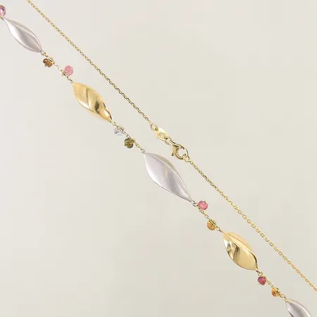 Collier med integrerade hängen samt färgade stenar längd 48cm bredd 0,9-11mm, vitguldsdetaljer 18K  Vikt: 13,8 g