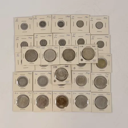 Cirkulationsmynt 11st 2-kronor präglade mellan åren 1942 till 1966, 8st 1-kronor präglade mellan åren 1942-1966, 8st 25-öre präglade mellan åren 1943 till 1961, 3st 10-öre präglade mellan åren 1898 till 1938, 400/1000 silver. Vikt: 232,9 g