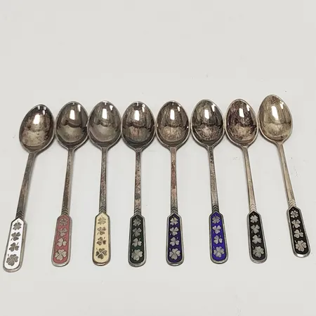 8 Skedar med emalj, gravyr, fyrklöver, 925/1000 silver Vikt: 71,9g Vikt: 71,9 g