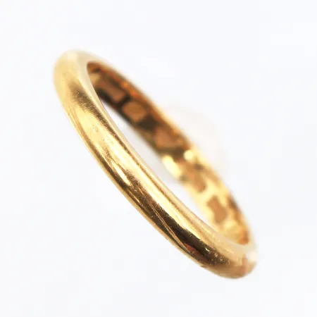 Slät ring, stl:18,½, bredd:2,8mm, gravyr, 20K. Vikt: 4,6 g