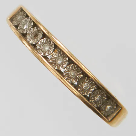 Ring med diamanter 8 x ca.0,005ct, GHA, stl:17, bredd 1,5-3,5mm, en diamant saknas, 18K Vikt: 2,1g Vikt: 2,1 g