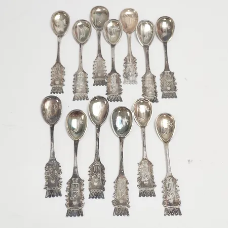 13 Kaffeskedar modell Same, 11cm, gravyr, 830/1000 silver Vikt: 153,6g Vikt: 153,6 g