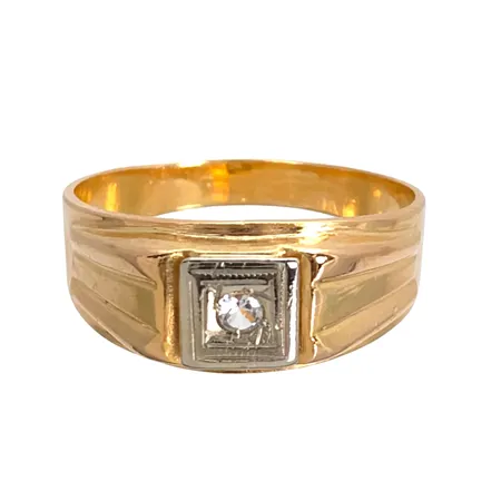 Ring, 18K guld, vit sten, stl:18½ mm, bredd 3 - 7,5 mm, sten utan anmärkning Vikt: 4 g