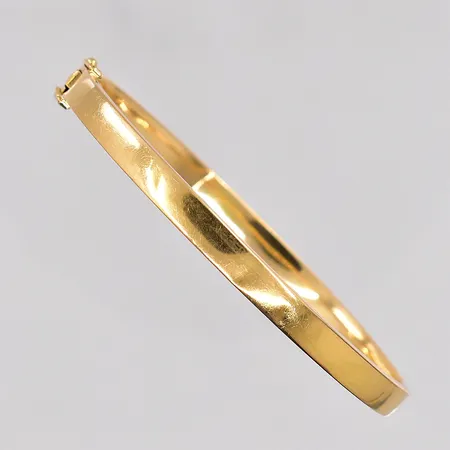 Armring öppningsbar 62x53mm bredd 5mm, ihålig, veck finns, 18K Vikt: 8,5 g