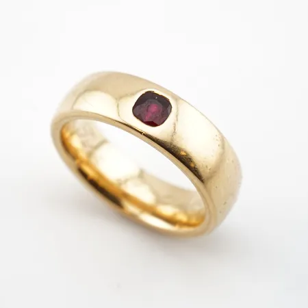 Ring m röd sten, stl 20(62), bredd 7mm, 18k, gravyr Vikt: 16,4 g