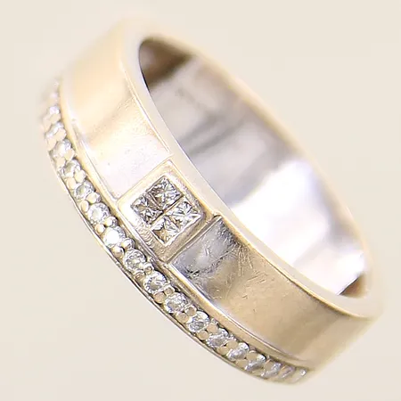 Ring med diamanter 17x ca 0,01, 4x ca 0,025ct Guldfynd stl:18½ bredd 6mm, vitguld, repig, behov av omrodiering 18K  Vikt: 6,2 g