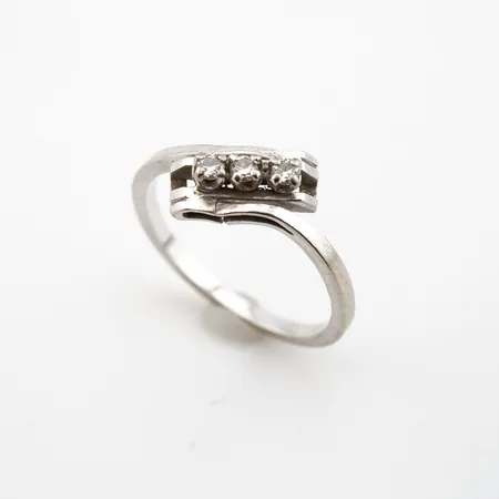 Ring m stenar, vitguld, 16½(52), bredd 6mm, 14k Vikt: 2,3 g