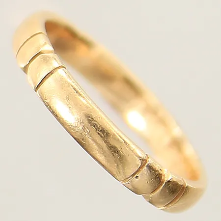 Ring med dekor stl:17¼ bredd 3,1mm gravyr 18K Vikt: 3,5 g