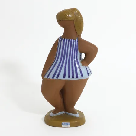 Figurin Dora Lisa Larson, Gustavsberg ur serien ABC-flickorna, höjd 27cm, glaserad stengodslera, signerad samt etikettmärkt, ojämnhet i glasyr