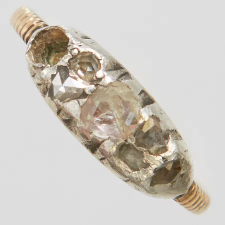 Ring med rosenstenar stl:17, bredd 1,5-6mm, en sten saknas, år 1931, svenska stämplar, 18K Vikt: 2,7g Vikt: 2,7 g