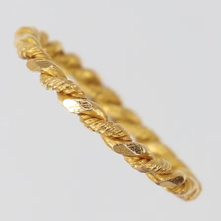 Ring flätad stl: 15½, bredd 2mm ostämplad 18K Vikt: 1,6 g