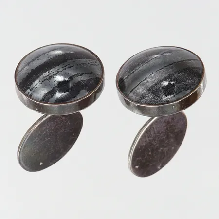 Ett par manschettknappar med svarta glimrande stenar Ø19mm Stenlya Bengtsson & Co Komm Bol A Dalarö 1993, Silver 830/1000.  Vikt: 18,7 g