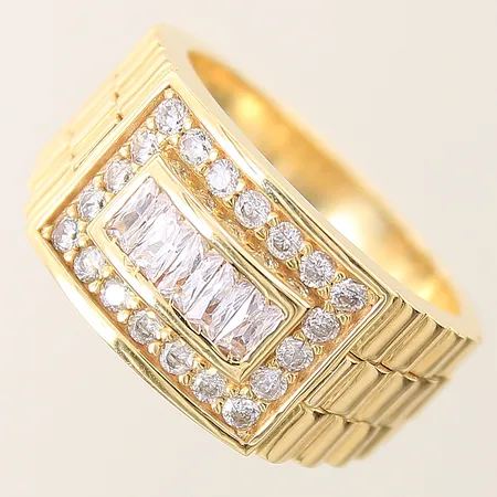 Ring med vita stenar stl:20½ bredd 5mm 18K  Vikt: 14,9 g