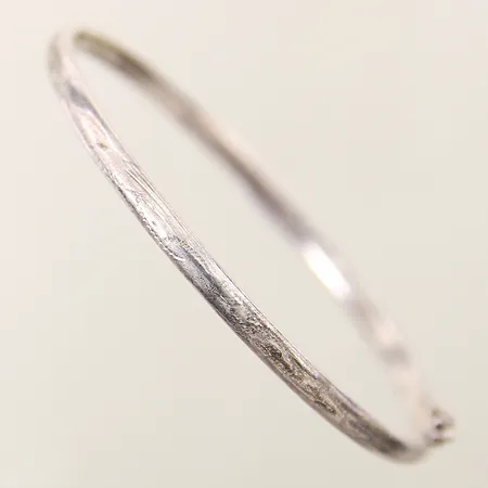 Stelt armband med dekor Ø65mm något skev vid lås silver 925/1000  Vikt: 4,8 g