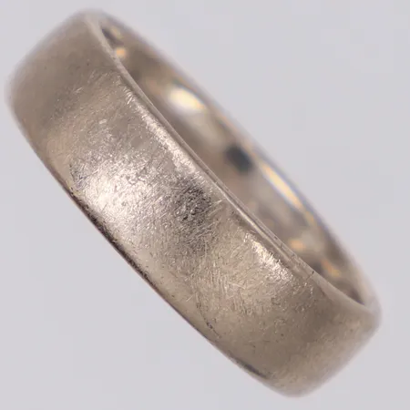 Ring stl 18¼ bredd 5,9mm, personlig gravyr, vitguld 18K Vikt: 8,9 g