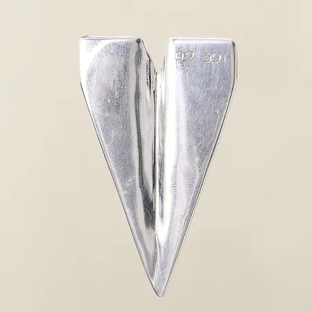 Hänge "pappersflygplan" vitguld 51x5,8mm gravyr 18K  Vikt: 12,8 g
