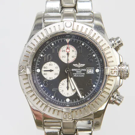 Herrur Breitling Super Avenger stål automatisk 48mm, refnr A13370, serienr 628532, kronograf, datum, stållänk, viklås, extra länkbitar, repig, chronométre-certifikat, manual, skadad box, slitage på ytterkartong.