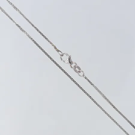 Kedja Rävsvans längd 51cm bredd 0,8mm, ojämn/slitage, behov av omroedering, vitguld 14K. Vikt: 2,6 g