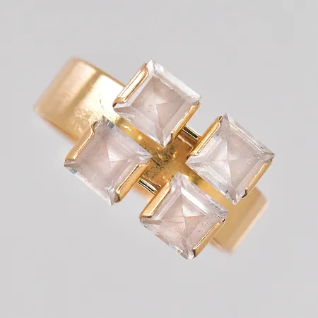 Ring med vita stenar stl:19¼, något sned fattning, 18K Vikt: 4,7 g
