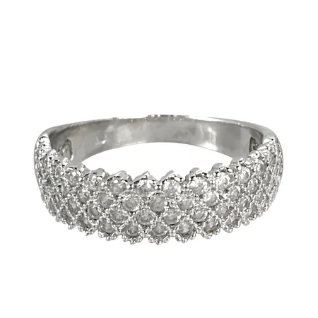Ring silver 925/1000 vita stenar (samtliga i behåll), stl:17¼ mm, bredd 3-6 mm, oidentifierad tillverkarstämpel SG Vikt: 2,6 g
