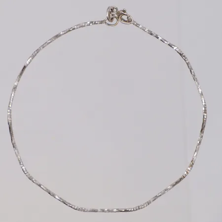 Armband halvstelt veckat, längd 19cm, bredd 1mm, GHA, vitguld 18K Vikt: 2,3 g