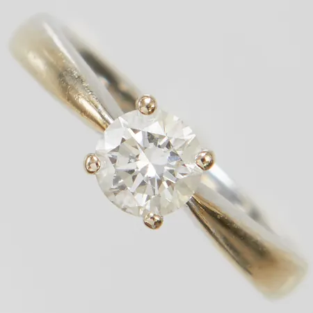 Enstensring med diamant 1 x 0,50ct TW(G)/VS2 enligt laserinskription: GIA2136576675, stl: 15¼, bredd: 2,7-5,1mm, personlig gravyr, behov av rodiering, vitguld, 18K, utskrift av certifikat medföljer Vikt: 3,4 g