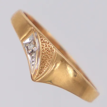 Ring med diamant 1xca 0,01ct stl 16½ bredd 5,9mm 18K  Vikt: 1,2 g