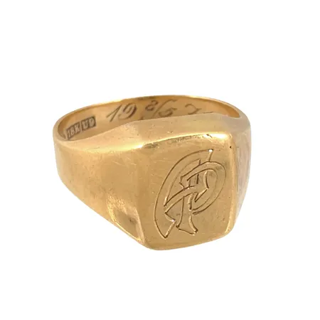 Klackring, 18K guld, monogram, bucklor, gravyr Vikt: 4,2 g