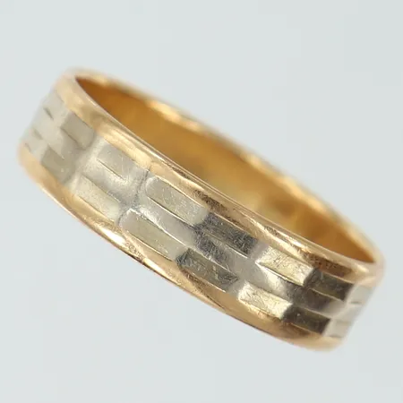 Ring med dekor stl:18½ bredd 5,4mm, gravyr tvåfärgat 18K.  Vikt: 4,2 g