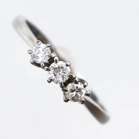Ring med diamanter 1 x ca. 0,16 + 2 x ca. 0,10 ct. stl:17¾, bredd: 2,1mm, samtliga diamanter skadade, vitguld 18K. Vikt: 2,7 g