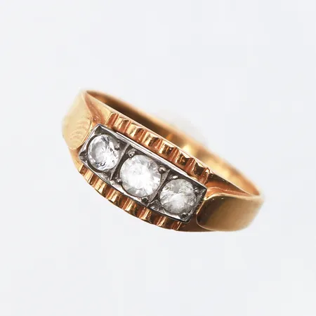 Ring med 3 st vita stenar,K&EC Göteborg,storlek 17 ¼ mm,bredd 1.8-7 mm,18k. Vikt: 3,4 g