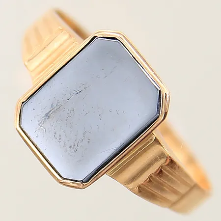 Ring med onyx stl:20½ bredd 2,4mm, bucklig skena 18K  Vikt: 3,3 g