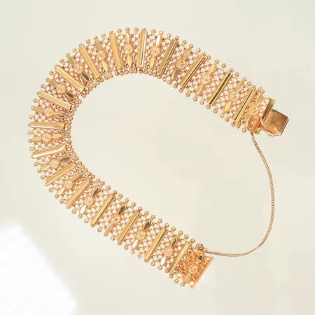 Armband med detaljer på ovansidan, längd 19 cm bredd 16mm, några detaljer defekta, 18K 27,4g