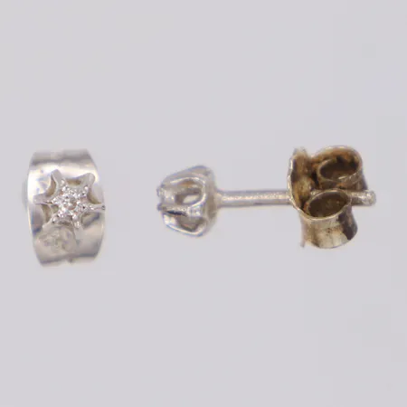 Ett par örhängen med diamanter 2x0,01ct, en snurrebuss i silver, vitguld 18K  Vikt: 0,8 g