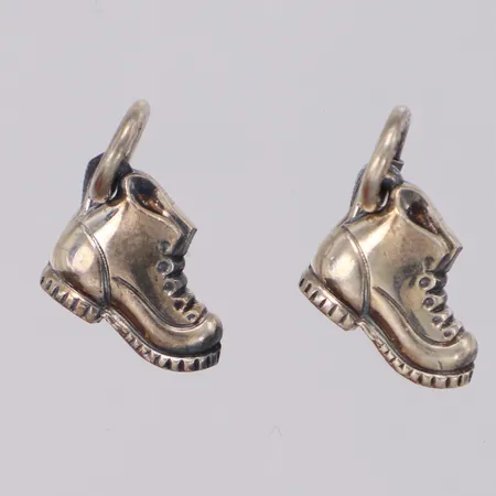Två hängen sko längd 15,1mm bredd 8,6mm silver 830/1000 Vikt: 1,9 g