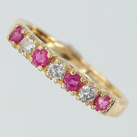 Ring med rosa safirer 4 x 0,05ct samt diamanter 3 x 0,05ct stl:17 bredd 1,8-3mm 18K.  Vikt: 3 g