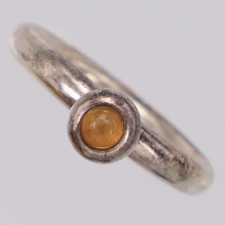 Ring med gul sten stl:17½, bredd 6,8mm, Rauff, 925/1000 silver Vikt: 7,2 g