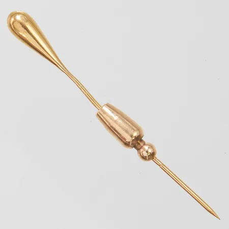 Kravattnål med stopper i oädel metall, år 1907, längd 6cm, 18K Brv: 2,2g Vikt: 2,2 g