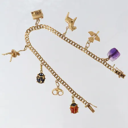 Armband Pansar med 8 berlocker längd 19cm, bredd 3,9-9,7mm, två berlocker i 14K, en extra ögla, 18K Vikt: 16 g