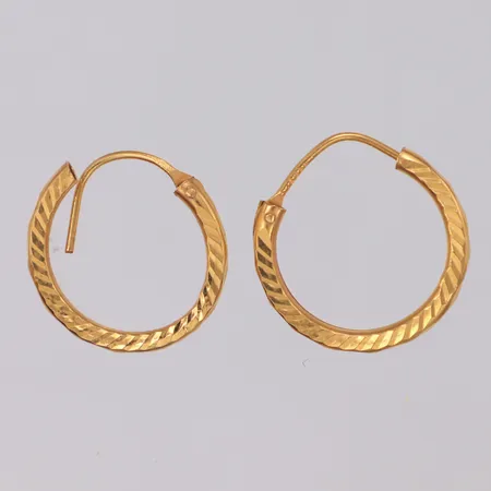Ett par örhängen, creoler slipad dekor längd 26mm, bredd 2,2,mm, 18K Vikt: 2,3 g