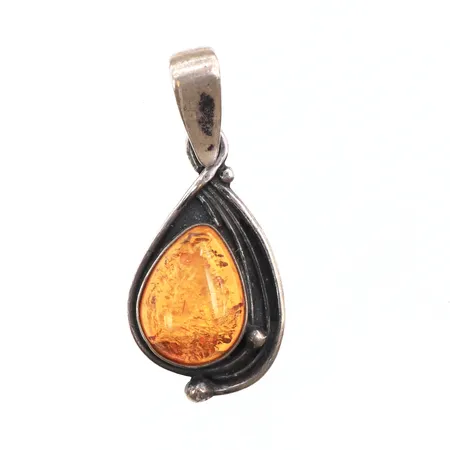 Hänge med bärnsten, längd:3cm, bredd: 14mm, 925/1000 silver. Vikt: 2,2 g