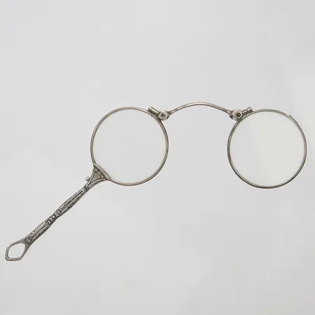Lorgnette med slipat glas, år 1929, importstämpel, silver 900/1000 Brv: 21,5g Vikt: 21,5 g